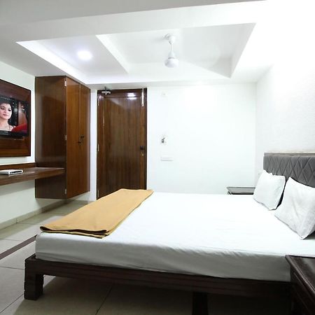 Hotel Seven Ахмедабад Екстериор снимка