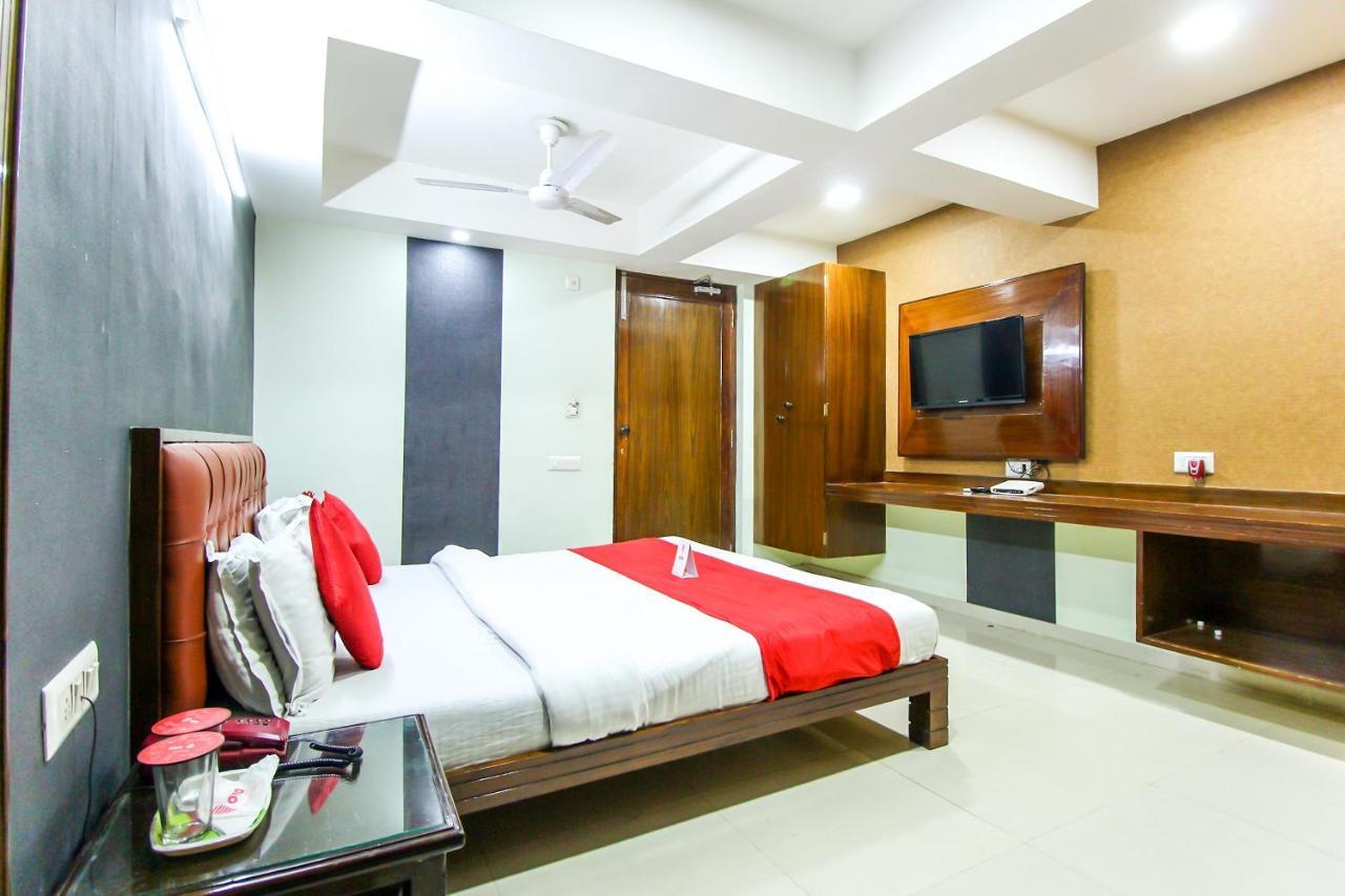Hotel Seven Ахмедабад Екстериор снимка