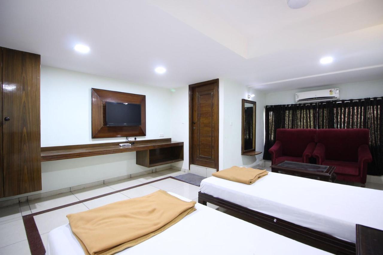 Hotel Seven Ахмедабад Екстериор снимка